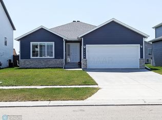 7908 Cottonwood Blvd, Horace, ND 58047