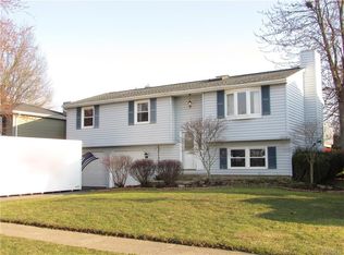 29 Park Lane Cir, Lockport, NY 14094