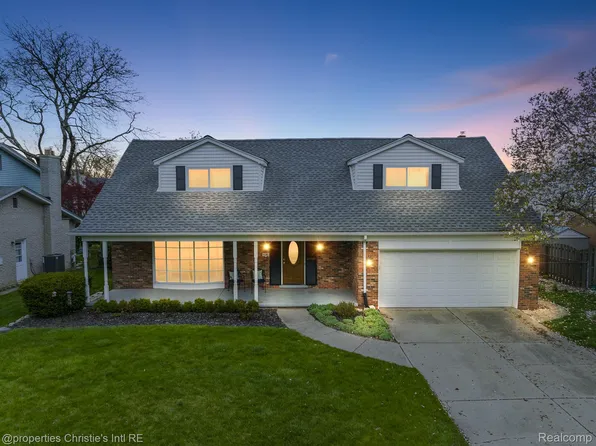 696 Blairmoor Ct, Grosse Pointe Woods, MI 48236