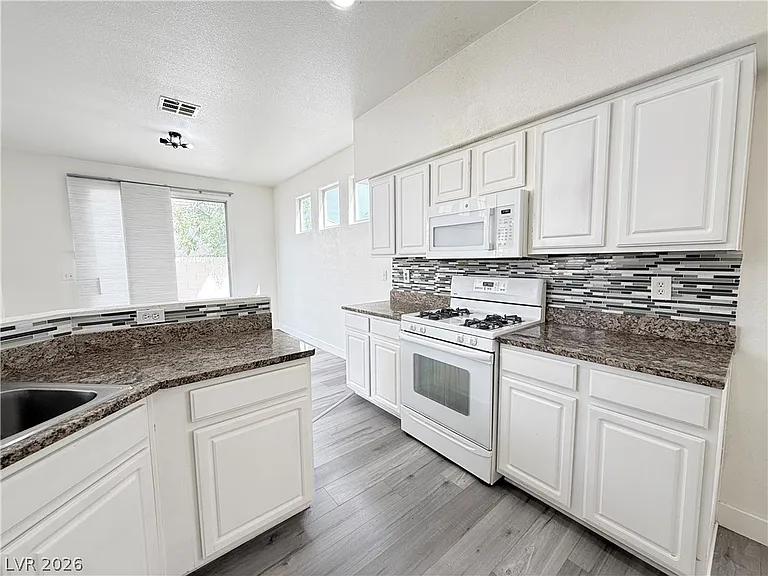 8034 Arcadian Ln — Photo 10