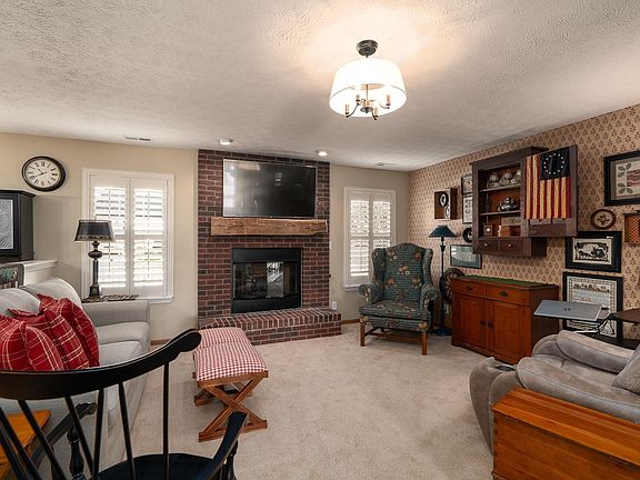 4th image of 394 Chapelhill Dr