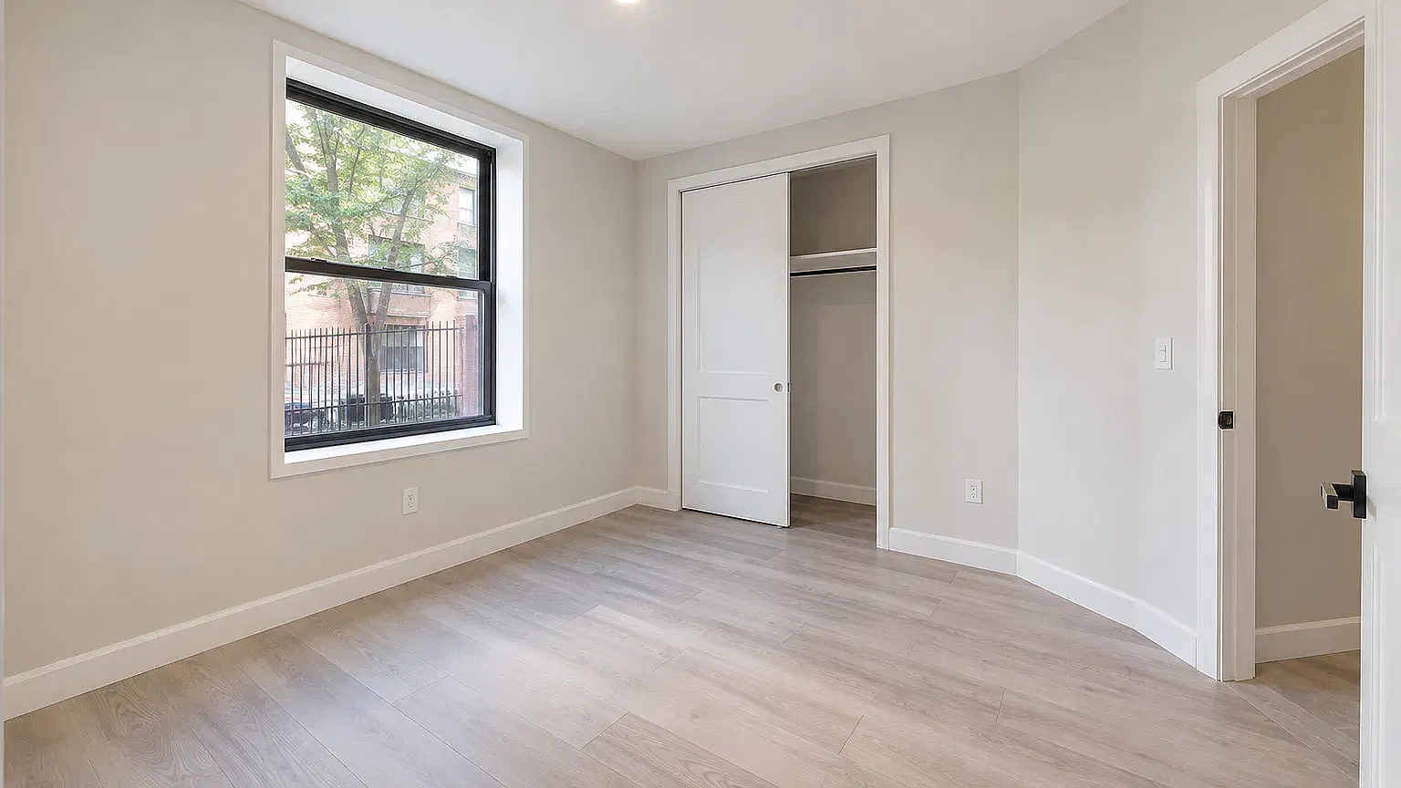 993 Summit Avenue — Photo 3
