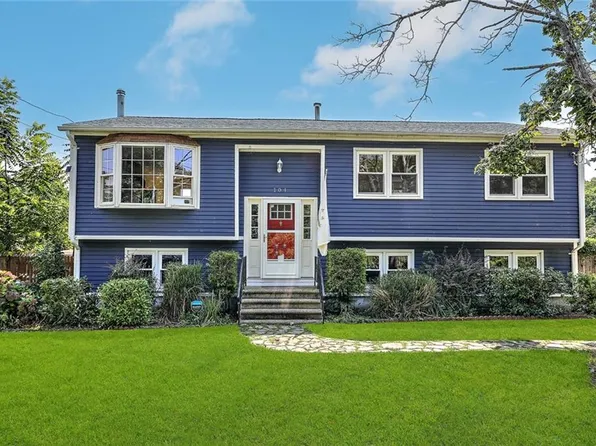 104 Levesque St, Warwick, RI 02886