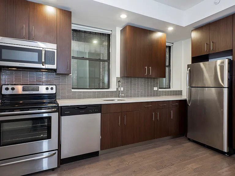 272 Manhattan Ave — Photo 1