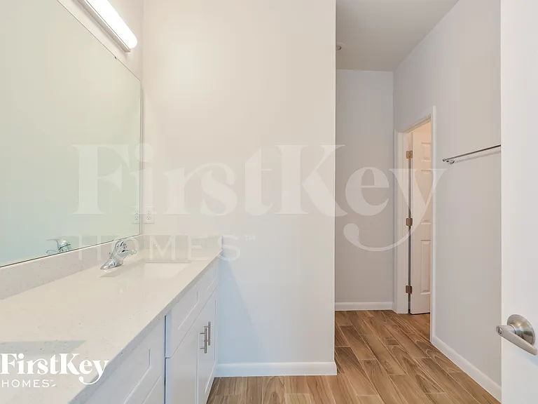 2011 E Prairie Cir — Photo 10