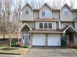 32 Hillside Ln, Valley Cottage, NY 10989