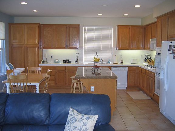 Large Kitchen, tons of cabinets!