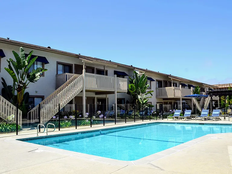 La Jolla Canyon Apartments — Photo 10