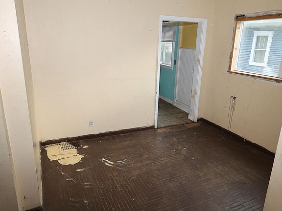 4th image of 1311 E Dayton St