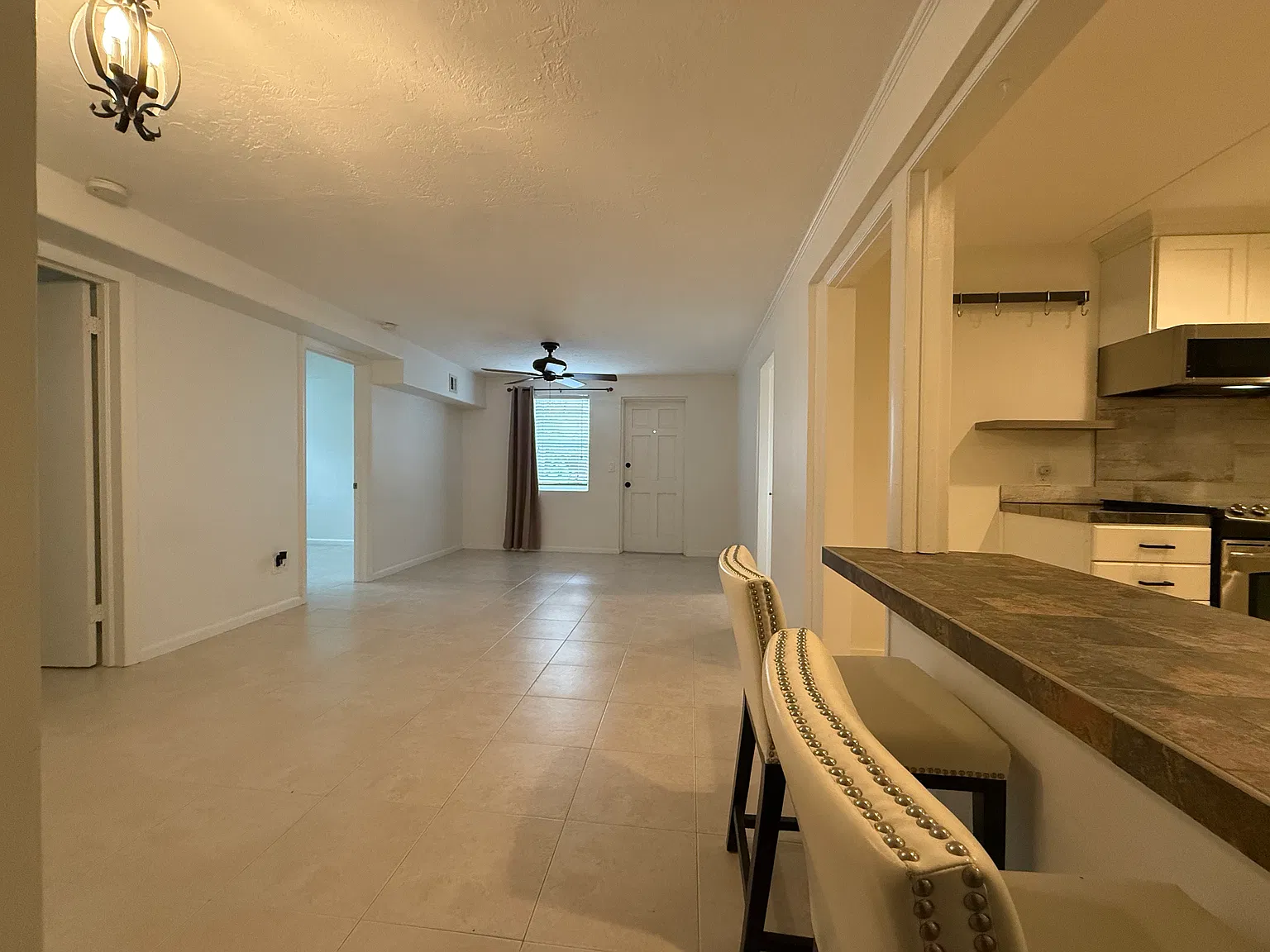 656 Manor Dr — Photo 2