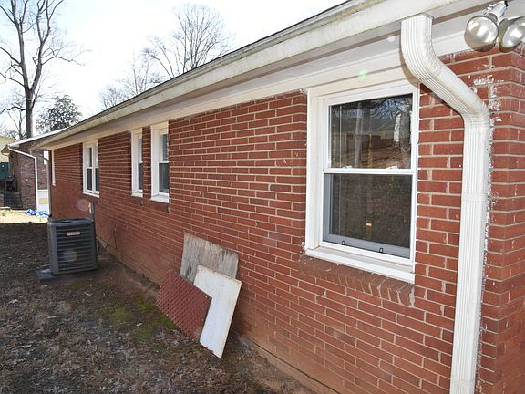 4th image of 2005 Wintergreen Dr
