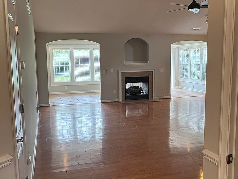 121 Mulberry Cir — Photo 6