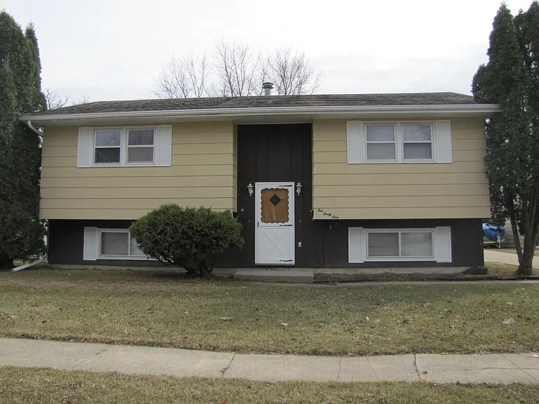 1041 Rainbow Blvd — Photo 1