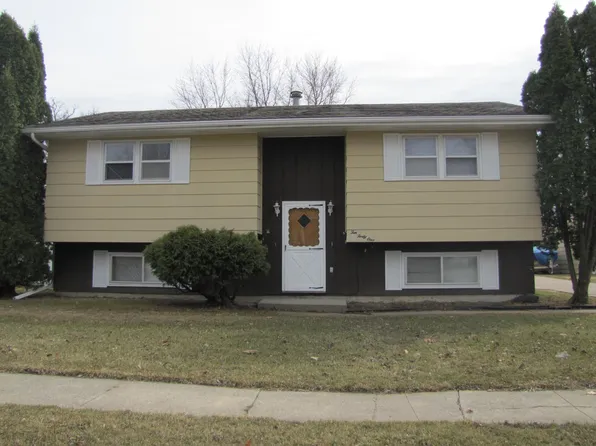 1041 Rainbow Blvd, Hiawatha, IA 52233