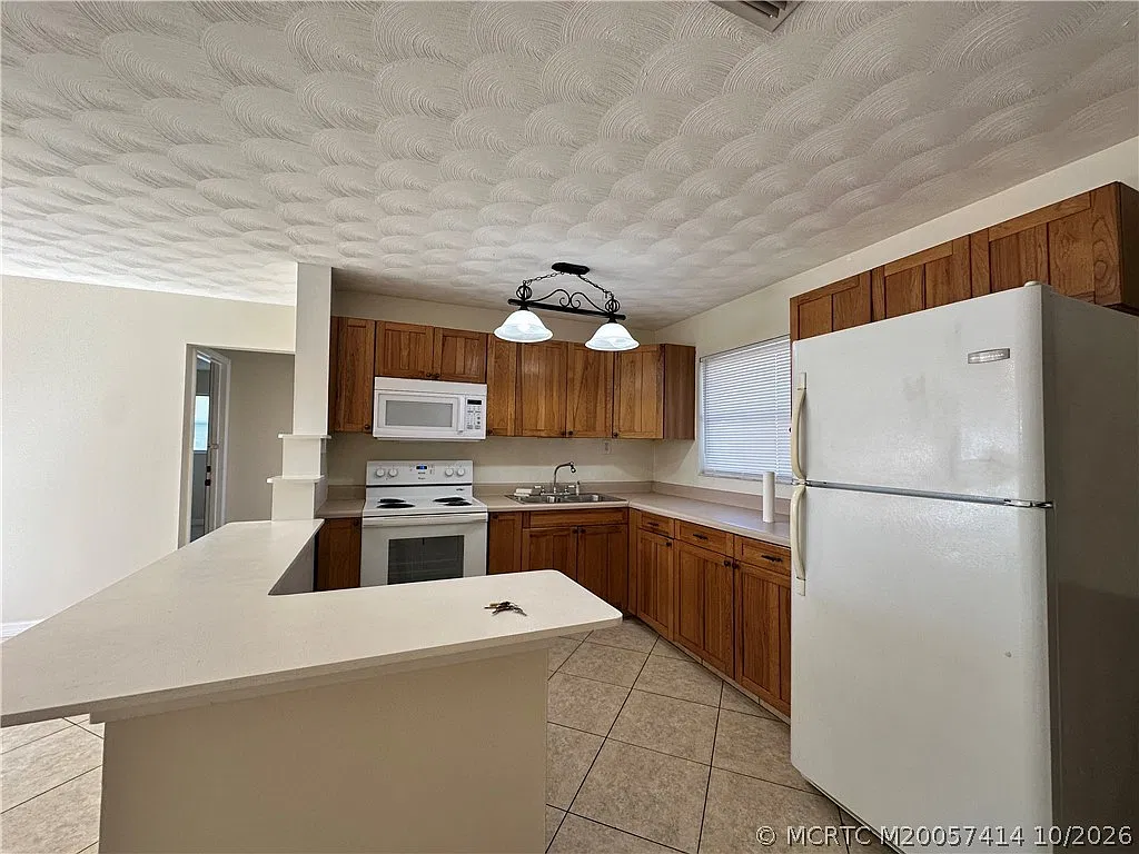 3 bed, 1.0 bath, 1300 sqft, $2,400 — Photo 4
