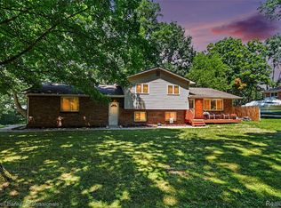 1304 Rinoco Cir, Waterford, MI 48327