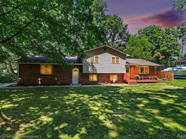 1304 Rinoco Cir, Waterford, MI 48327