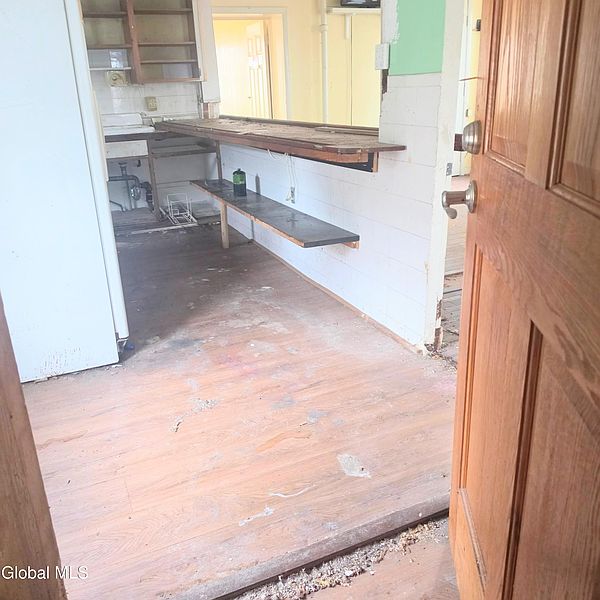 4th image of 844 Albany Street