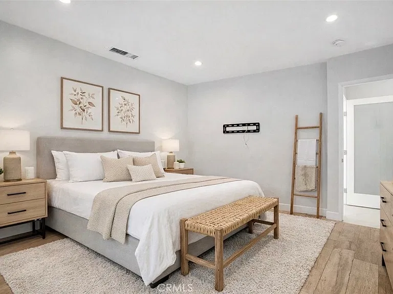 4450 Hayvenhurst Ave — Photo 12
