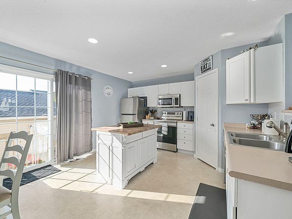 5th image of 337 Douglasfir Dr