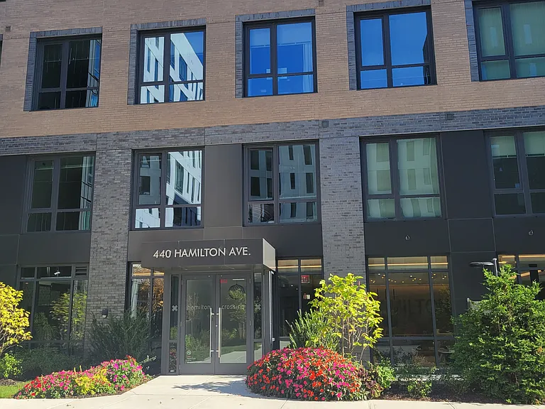 Welcome to Hamilton Crossing Apartments, where modern living meets convenience. Enjoy stunning architecture, vibrant landscaping, and top-notch amenities designed for your lifestyle. Schedule your tour today and see your new home!