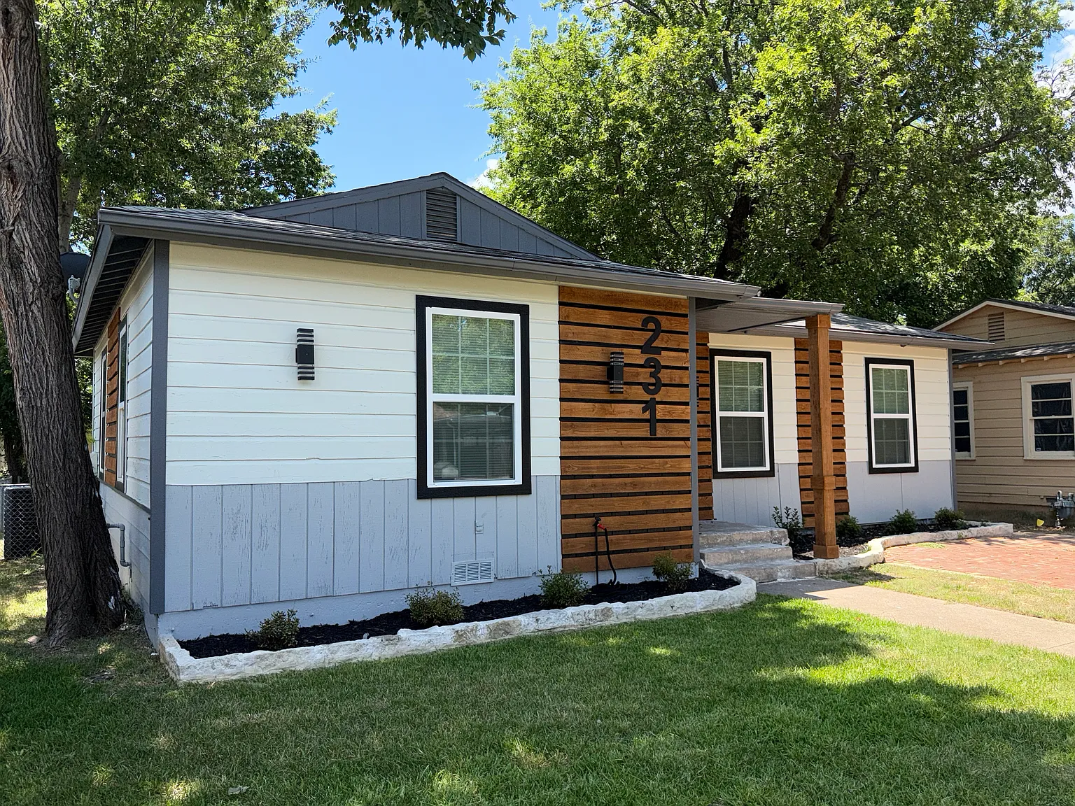 3 bed, 1012 sqft, $2,400 — Photo 3