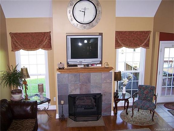 4th image of 2019 Lynmore Dr #3