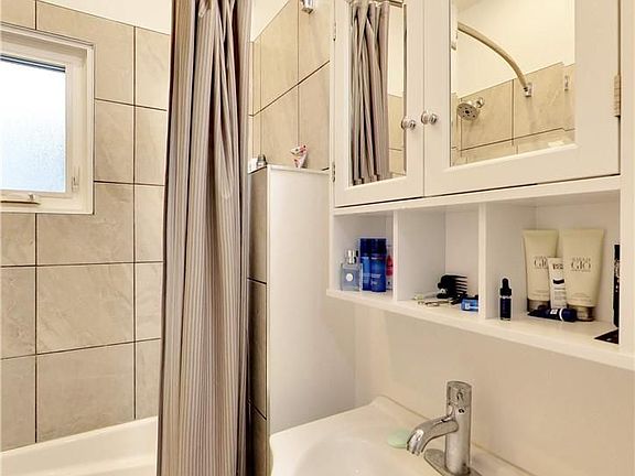 4th image of 122 Forsyth St E #1