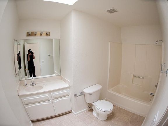 3rd image of 830 Crescent Dr