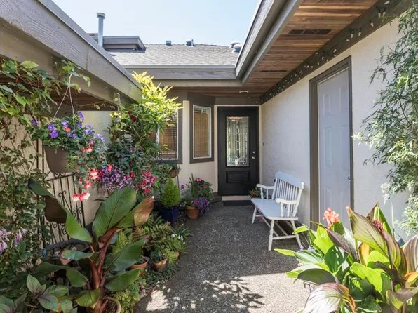 12975 17th Ave #4, Surrey, BC V4A 8T3
