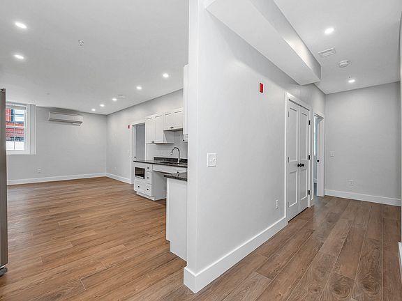 4th image of 241 W 6th St #120