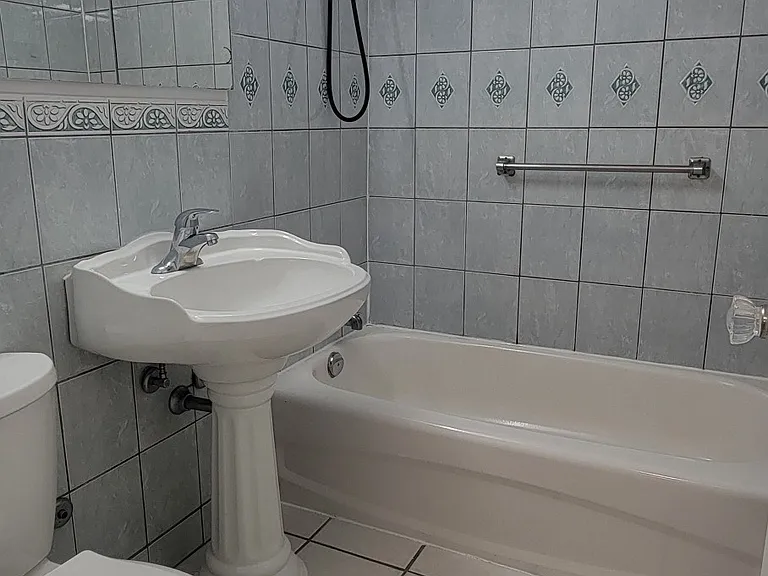 105 Raglan Ave — Photo 17