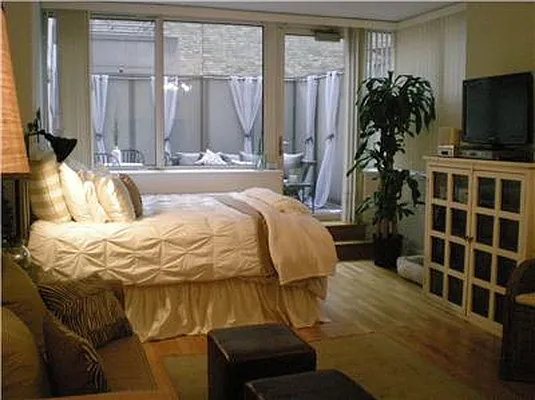 Sold by R New York | media 14