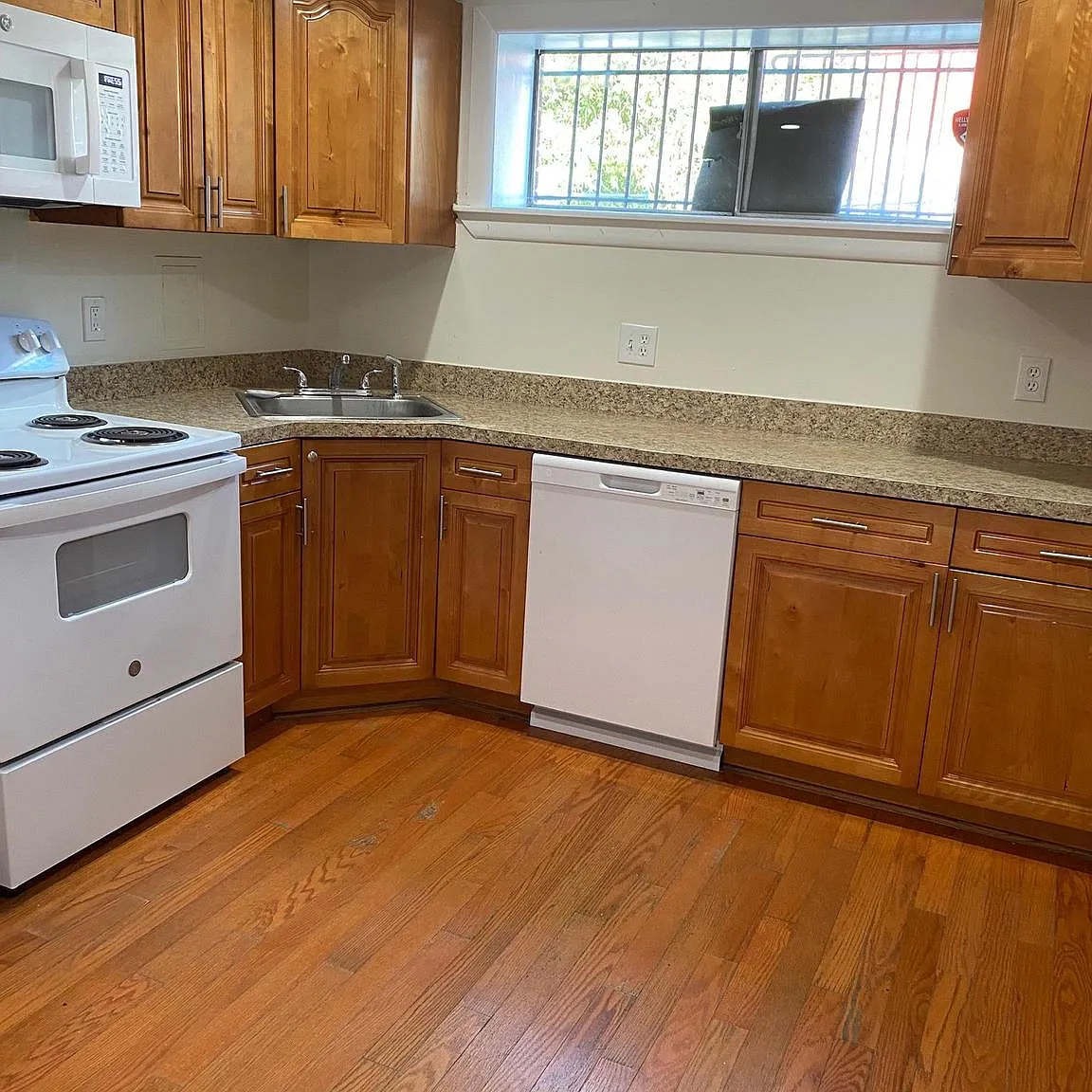 3 bed, 2.0 bath, 1700 sqft, $2,100 — Photo 3
