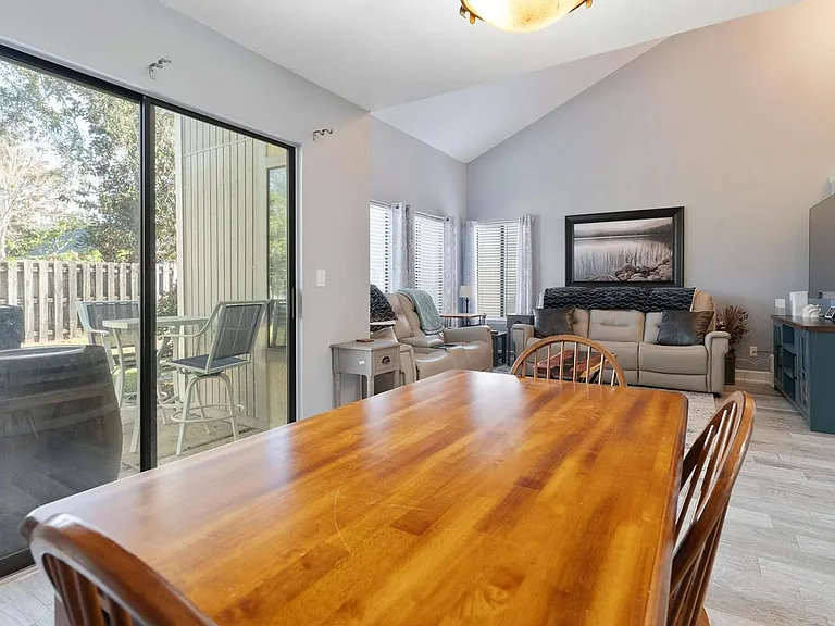 800 Bay Dr #10 — Photo 24