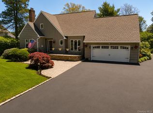 38 Shinnecock Ln, East Islip, NY 11730