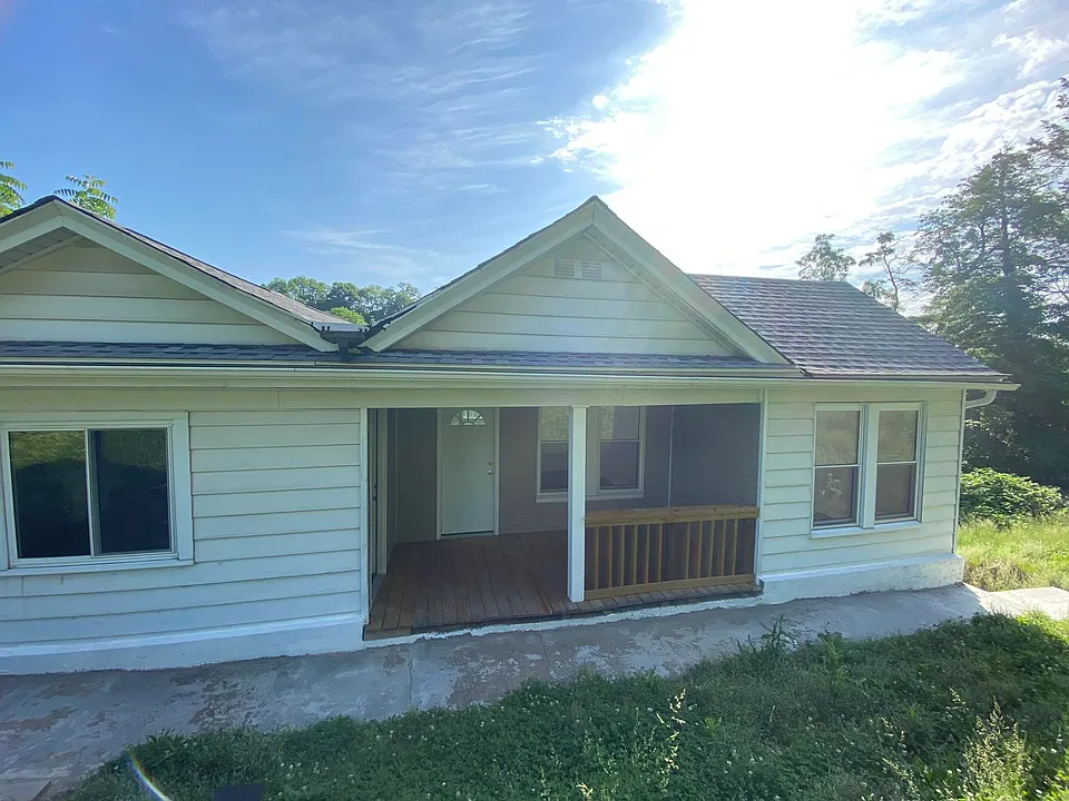 61 Pointview Rd #2