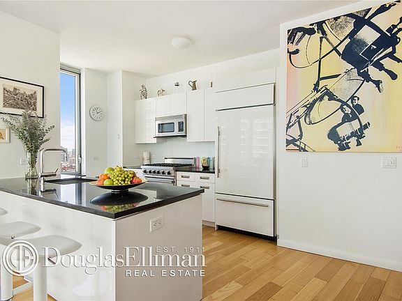 4th image of 4630 Center Blvd APT 1001