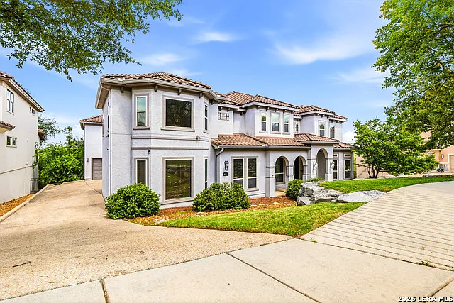 7 bed, 5.0 bath, 6848 sqft, $10,000 — Photo 3