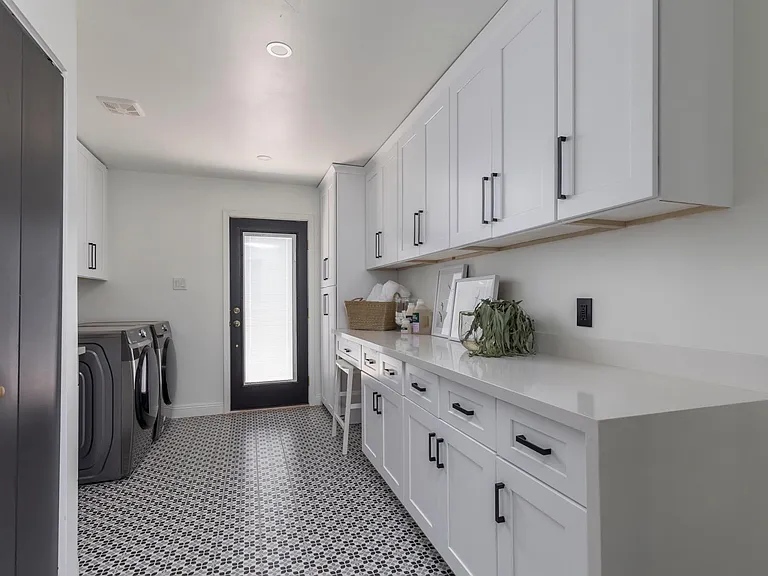 8702 E Clarendon Ave — Photo 5