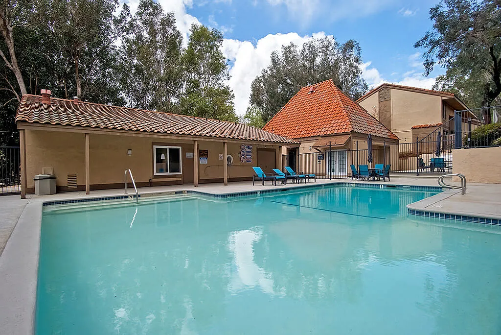 St. Charles Oaks Apartments — Photo 2