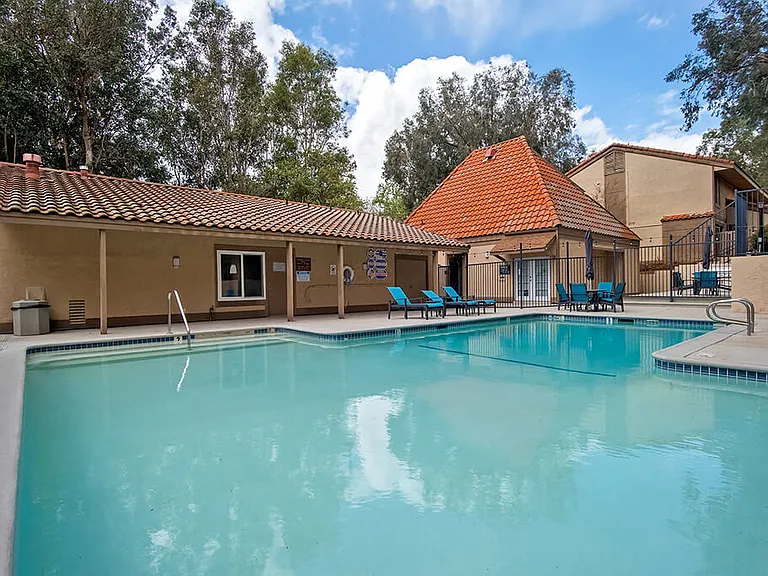 St. Charles Oaks Apartments — Photo 2