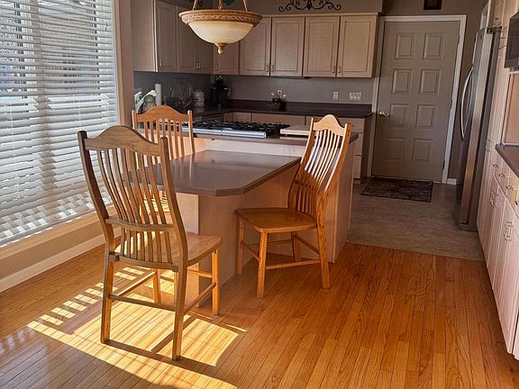 3rd image of 624 Island View Dr
