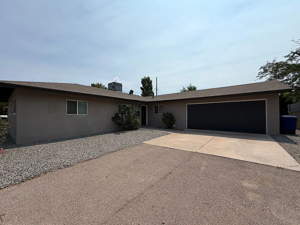 2908 Dakota St NE