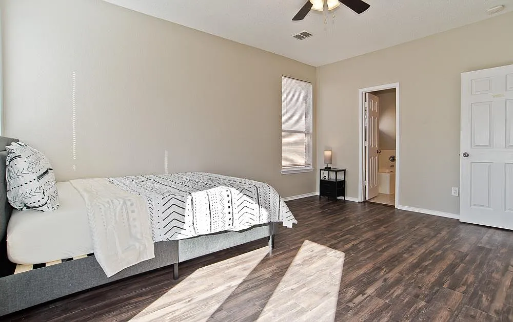 4 bed, 2.5 bath, 3300 sqft, $845 — Photo 3