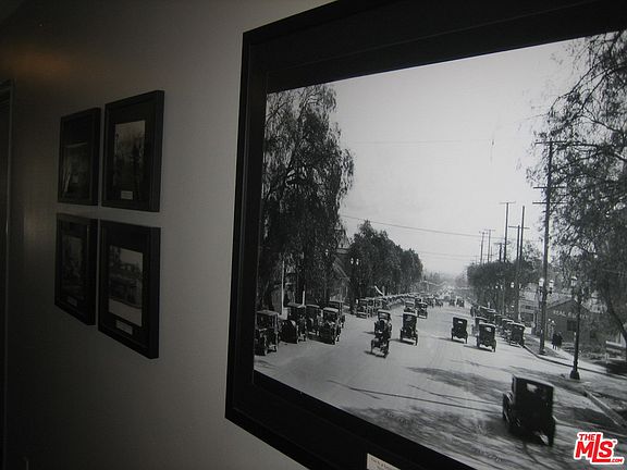 3rd image of 10816 Camarillo St