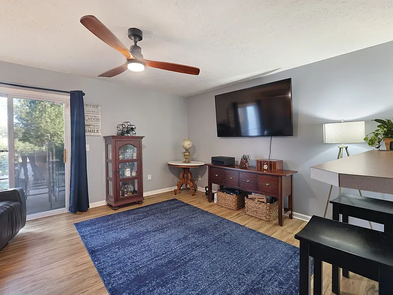 141 Shadow Glen Dr — Photo 2