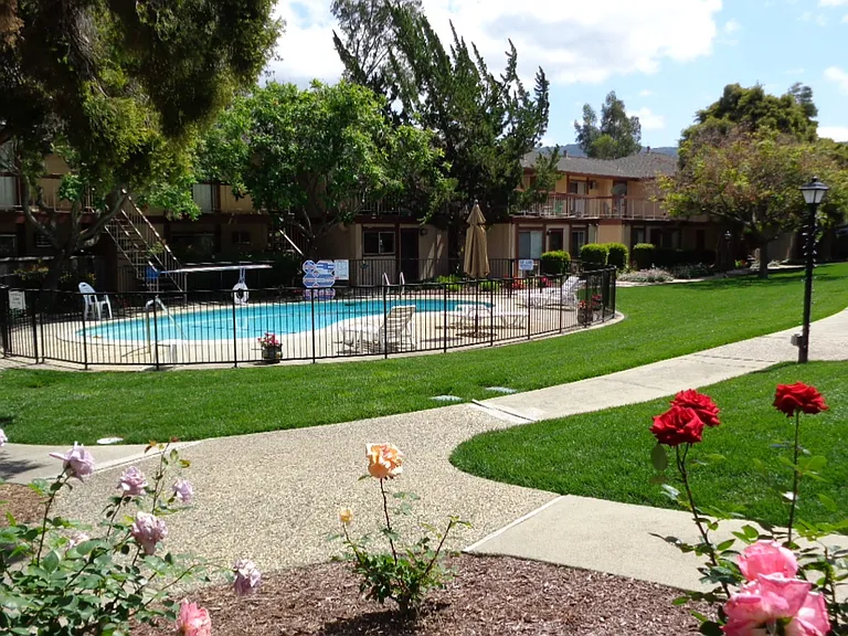 Mira Loma Apartments — Photo 11