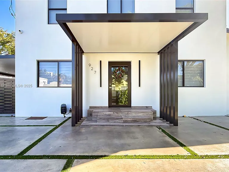 927 SW 18th Ave — Photo 1