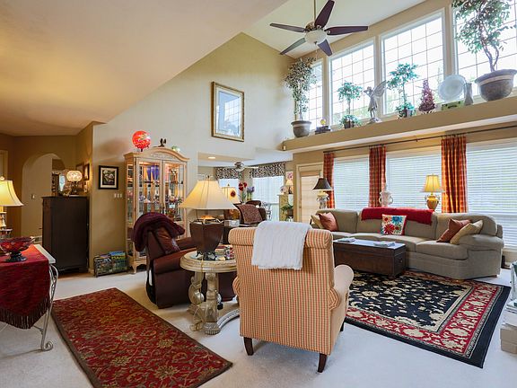 5th image of 824 Edinburgh Ct